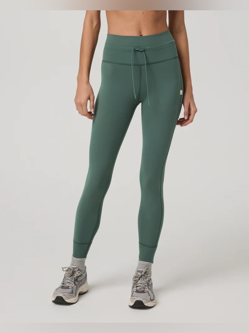 Vuori Daily Leggings in an agate green color size XS Preowned